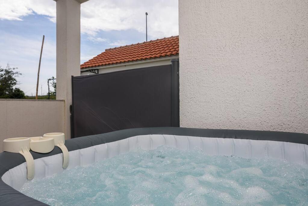 New Apartment With Pool And Jacuzzi Only For You Kaštela Buitenkant foto